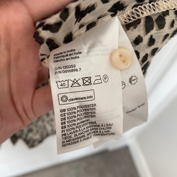 H&M sheer crepe spotted blouse with ruffle hem - Picture 4 of 4